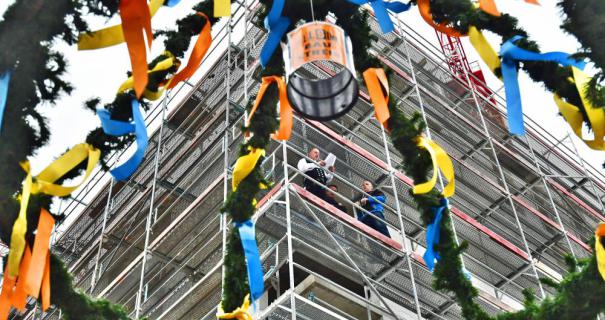 Kelsterbach: Endlich hängt der Richtkranz