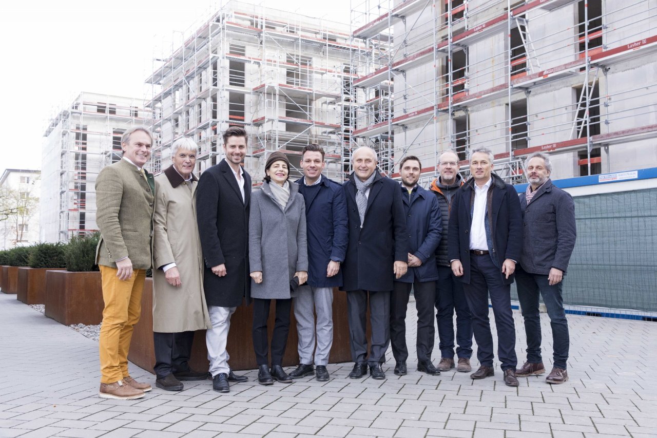 Cityraum hisst Richtkrone im Berliner Carree