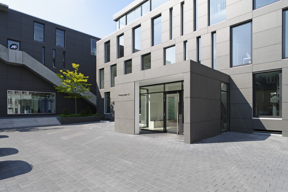 Glashaus in der schmalen Gasse