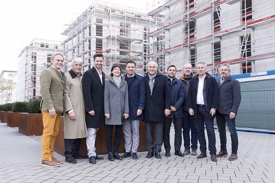 Cityraum hisst Richtkrone im Berliner Carree